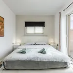 Modern With Scenic Views & Earthy Vibes By Pikhost Apartman *