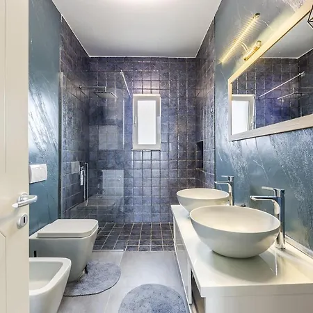 Modern With Scenic Views & Earthy Vibes By Pikhost Apartment