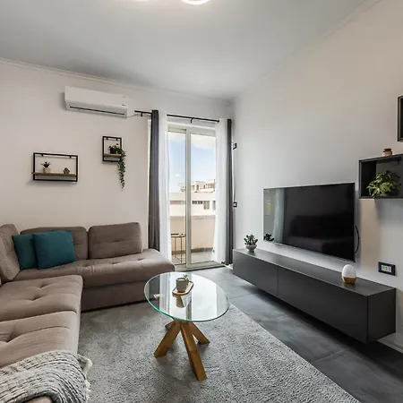 아파트 Modern With Scenic Views & Earthy Vibes By Pikhost Shkodër