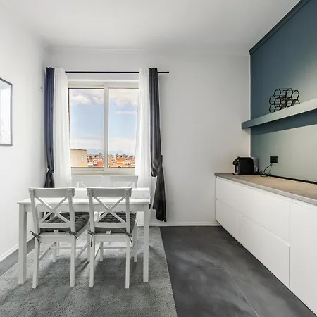 아파트 Modern With Scenic Views & Earthy Vibes By Pikhost Shkodër