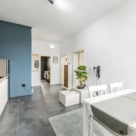 Modern With Scenic Views & Earthy Vibes By Pikhost 아파트