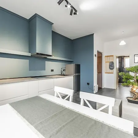 아파트 Modern With Scenic Views & Earthy Vibes By Pikhost Shkodër