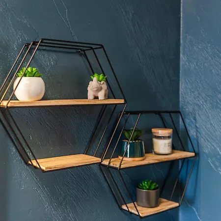 Modern With Scenic Views & Earthy Vibes By Pikhost Appartement