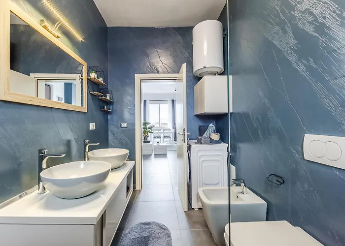 Modern With Scenic Views & Earthy Vibes By Pikhost Appartement