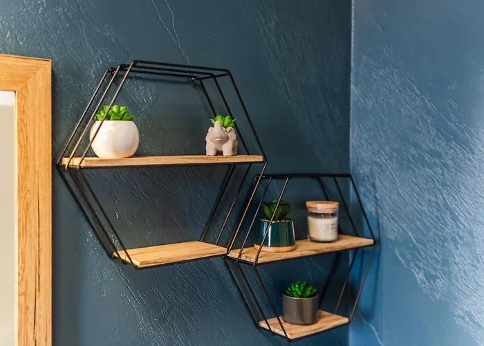 Modern With Scenic Views & Earthy Vibes By Pikhost 公寓