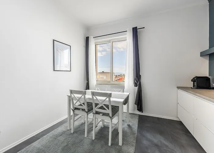 Modern With Scenic Views & Earthy Vibes By Pikhost *