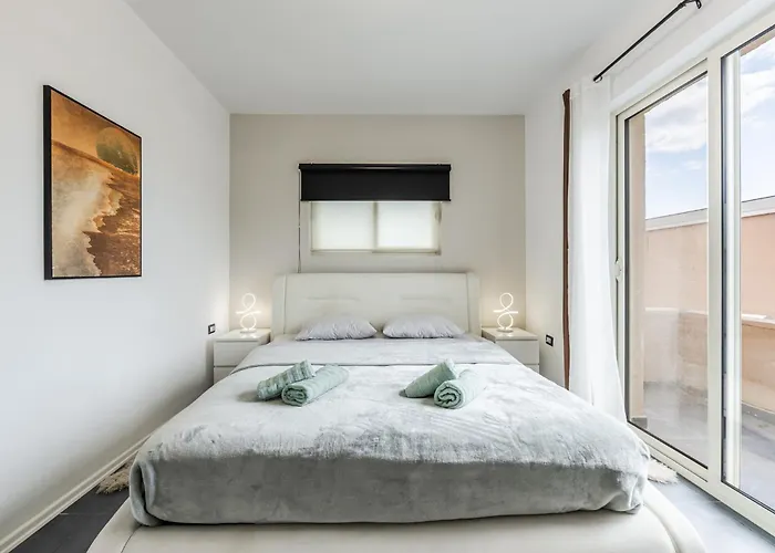 Modern With Scenic Views & Earthy Vibes By Pikhost Appartement *