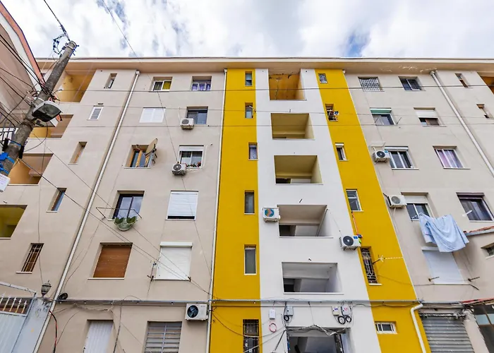 Modern With Scenic Views & Earthy Vibes By Pikhost 公寓