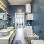 Modern With Scenic Views & Earthy Vibes By Pikhost Apartmán