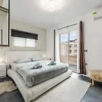Apartmán Modern With Scenic Views & Earthy Vibes By Pikhost *