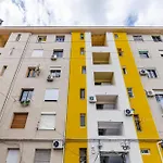 Modern With Scenic Views & Earthy Vibes By Pikhost Apartmán