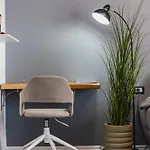 Modern With Scenic Views & Earthy Vibes By Pikhost Apartmán *