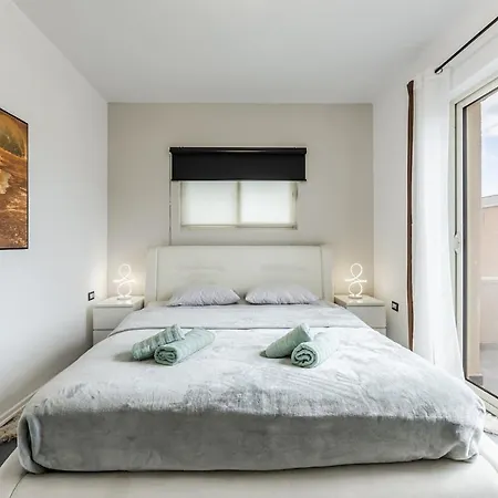 Modern With Scenic Views & Earthy Vibes By Pikhost Appartamento *