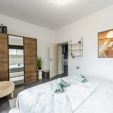 Modern With Scenic Views & Earthy Vibes By Pikhost Appartamento Shkodër