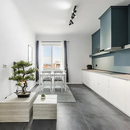 Modern With Scenic Views & Earthy Vibes By Pikhost Appartamento *