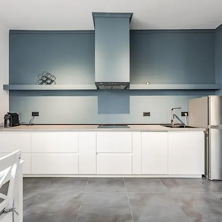 Modern With Scenic Views & Earthy Vibes By Pikhost Appartamento *